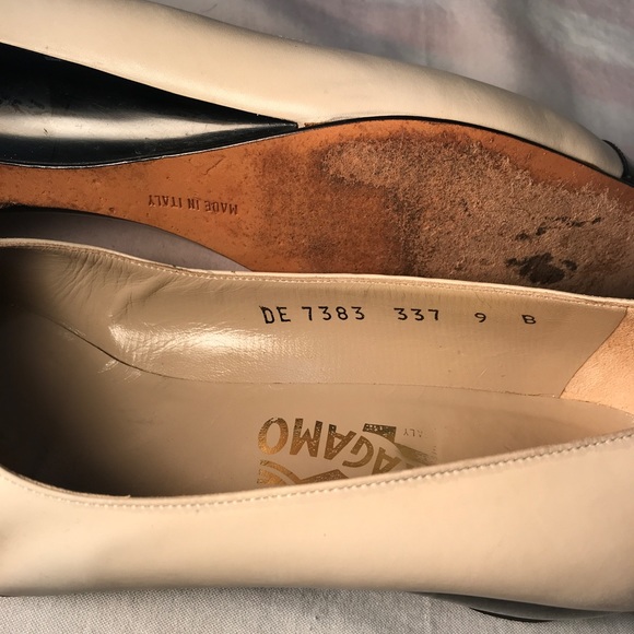 Vintage Ferragamo Flats, cream/black, size 9B - Picture 10 of 12